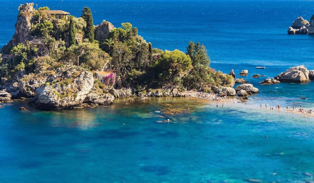 Un amore da cartolina: i luoghi più romantici in Sicilia da visitare per la Giornata del Bacio 20 Un amore da cartolina: i luoghi più romantici in Sicilia da visitare per la Giornata del Bacio - Be Sicily Mag - Isola Bella di Taormina