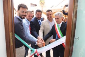 Prende il via il progetto “Natura e… tour dell’Alto Belice”. Natura, archeologia, turismo enogastronomico - Be Sicily Mag - momento inaugurazione enoteca del Baglio di Camporeale