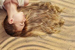 Proteggi i tuoi capelli in vacanza. Ecco come - Be Sicily Mag - protezione solare capelli