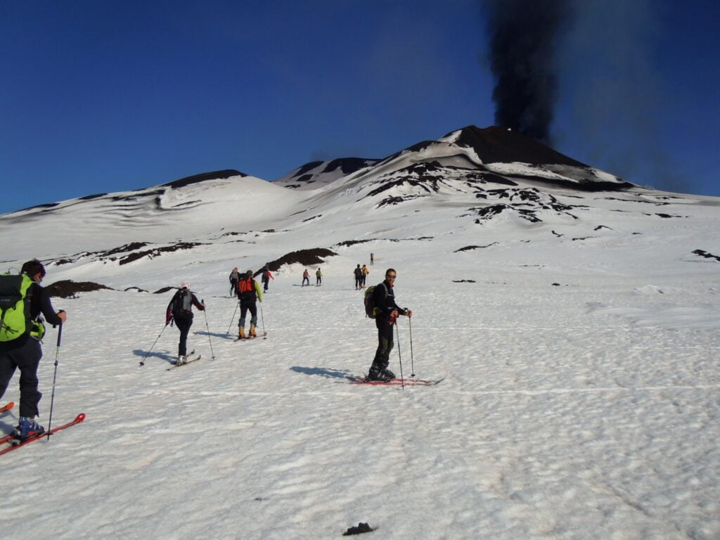 Sciare sull'Etna. Un po' di dritte per chi ama la neve 1 Sci Escursionismo e ciaspolate sullEtna - Be Sicily Mag