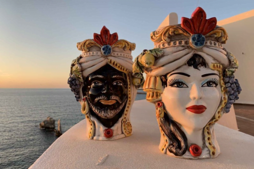 Teste di Moro in Ceramica Siciliana: L'arte che unisce tradizione e modernità 1 Teste di Moro in Ceramica Siciliana Be Sicily Mag