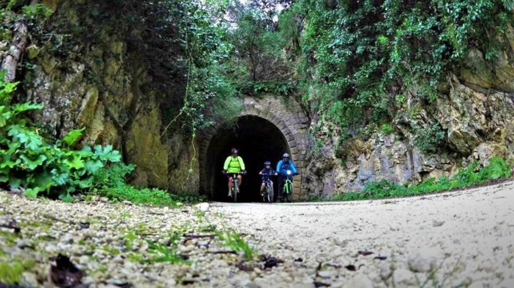 Alla scoperta di Pantalica, paradiso nascosto tra i canyon 5 Pantalica percorso cicloturistico - Be Sicily Mag