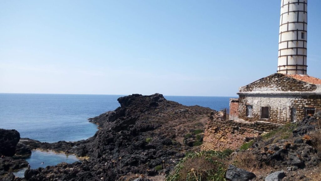Ustica: sapori, terra e fondali sommersi - Be Sicily Mag - Il faro dI Punta Spalmatore