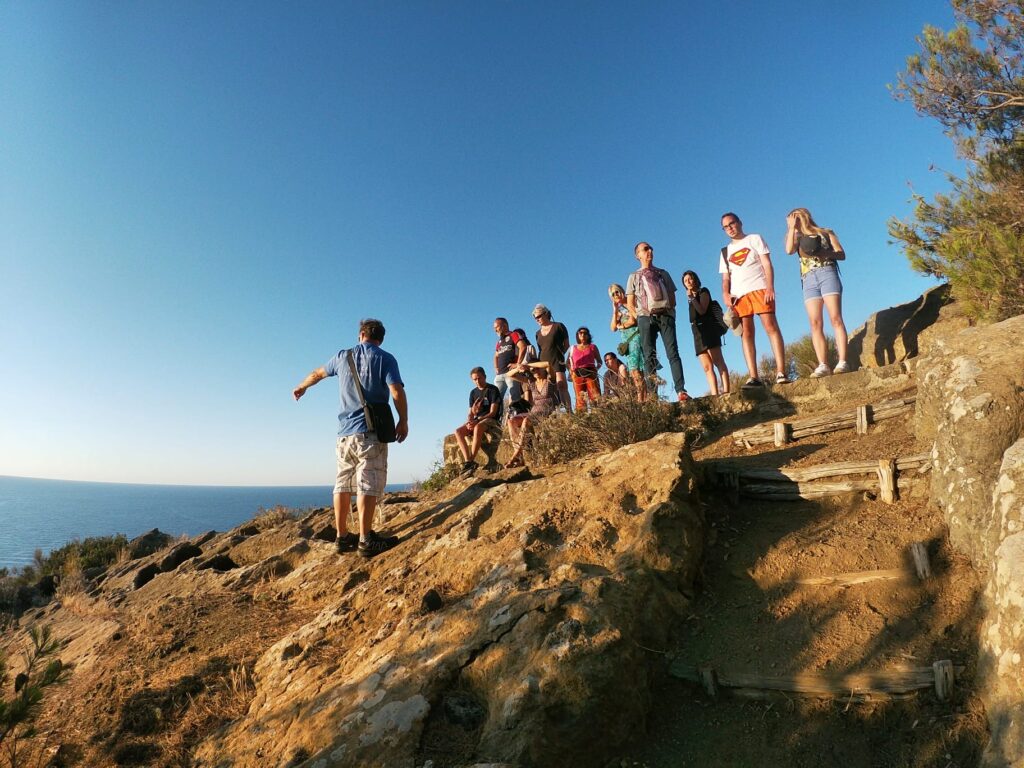 Ustica: sapori, terra e fondali sommersi - Be Sicily Mag - Trekking sul sentiero della Falconiera ph Cooperativa Ciprea Ustica