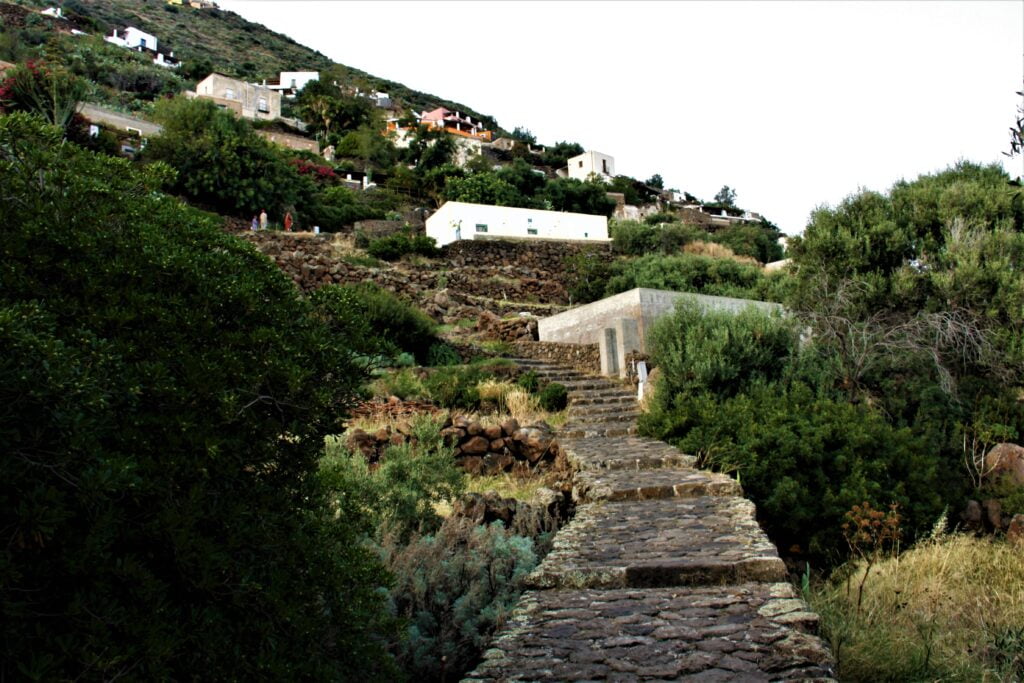 Alicudi, piccolo paradiso delle Eolie 10 Alicudi, piccolo paradiso delle Eolie - Be Sicily Mag - Alicudi la scala come strada ph Antonio Schembri 31
