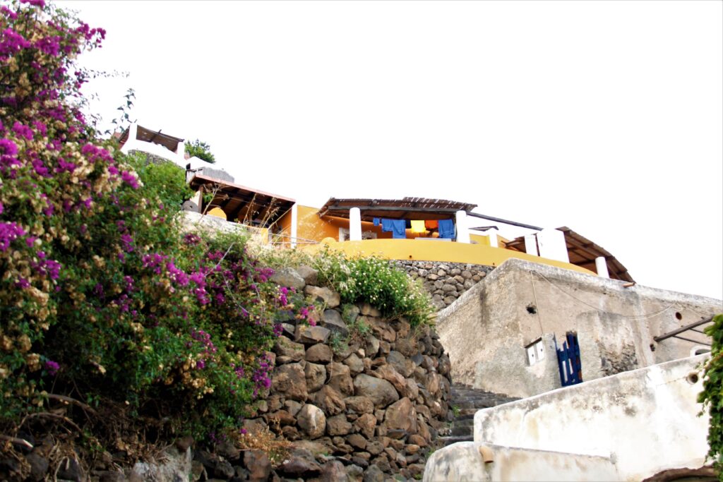 Alicudi, piccolo paradiso delle Eolie 16 Alicudi, piccolo paradiso delle Eolie - Be Sicily Mag - Alicudi panni stesi lungo la scalinata ph Antonio Schembri 40