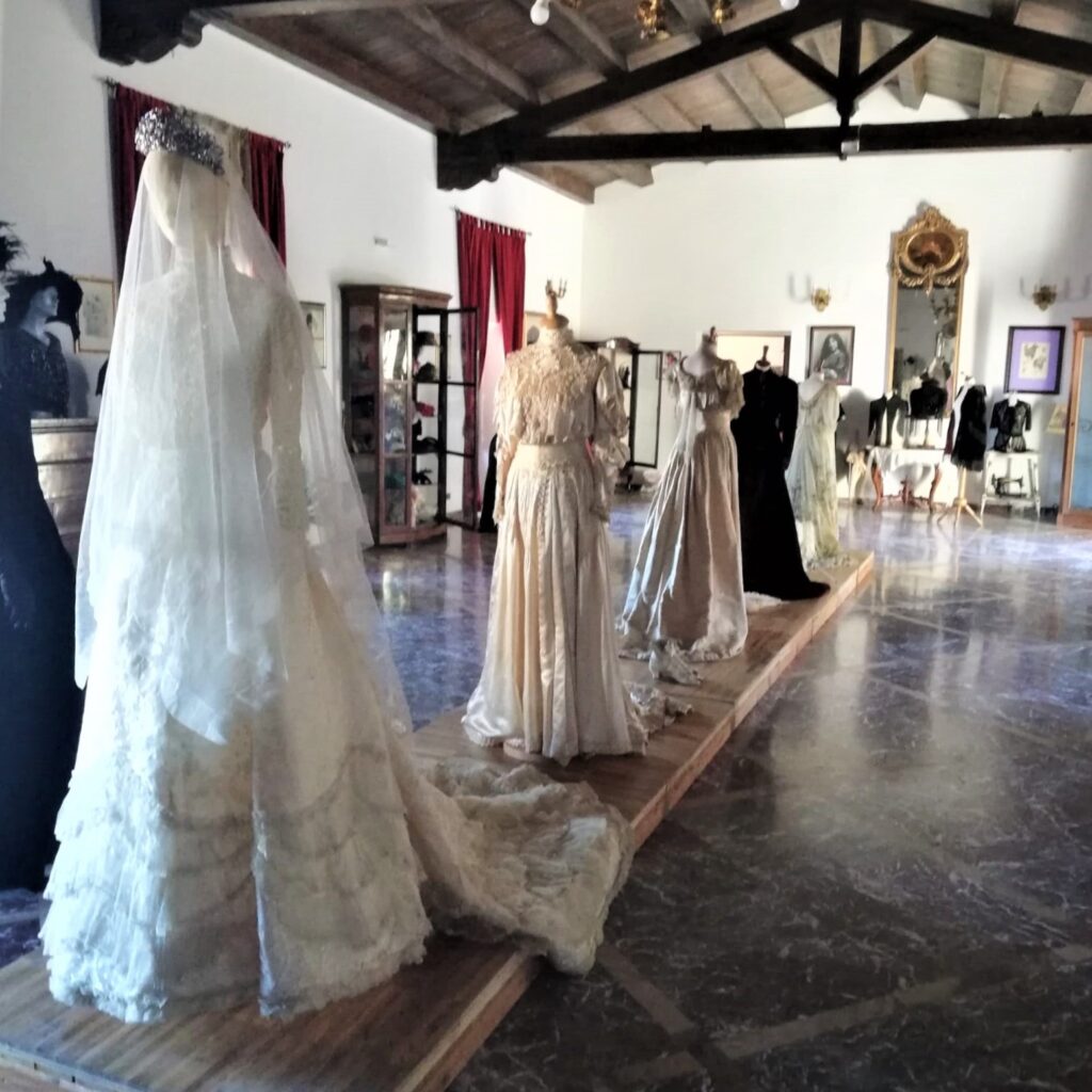 Maria Grazia Cucinotta inaugura la mostra "La moda al tempo dei Florio", a Mirto 2 Maria Grazia Cucinotta inaugura la mostra "La moda al tempo dei Florio", a Mirto - Be Sicily Mag - Foto collezione florio 6