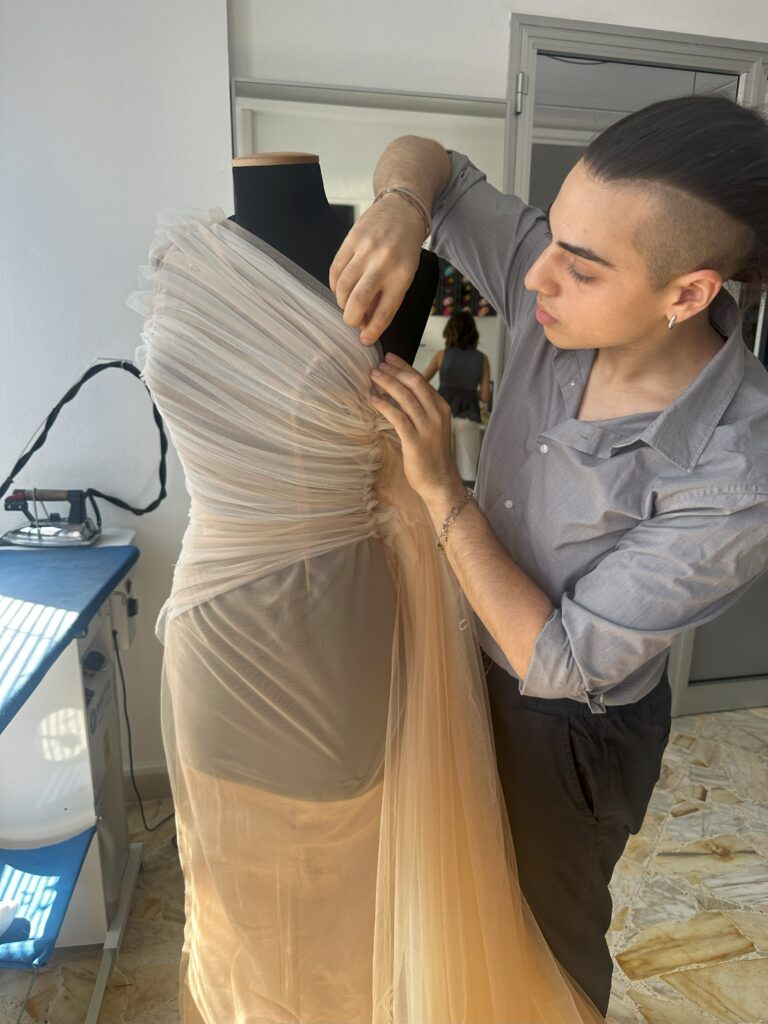 L’Istituto di Moda Burgo presenta al pubblico i suoi talenti: défilé Submarine Iridiscence Villa Airoldi il 23 luglio - Be Sicily Mag - Lo studente Mattia Traina alle prese con il drappeggio