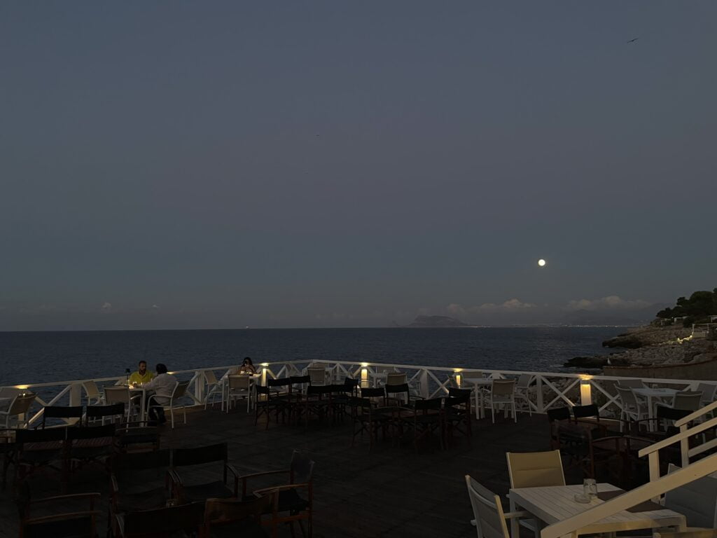 Aperitivi sul mare in Sicilia: quattro indirizzi da mettere in agenda 5 Aperitivi sul mare in Sicilia: quattro indirizzi da mettere in agenda - Be Sicily Mag - image 50395649