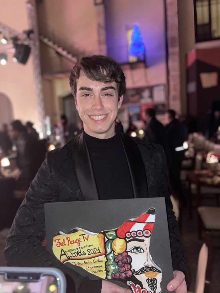 Andrea Del Vespro, lo stilista innamorato del made in Sicily 5 Andrea Del Vespro, lo stilista innamorato del made in Sicily - Be Sicily Mag - Andrea Del Vespro con il premio Eccellenze siciliane 2021