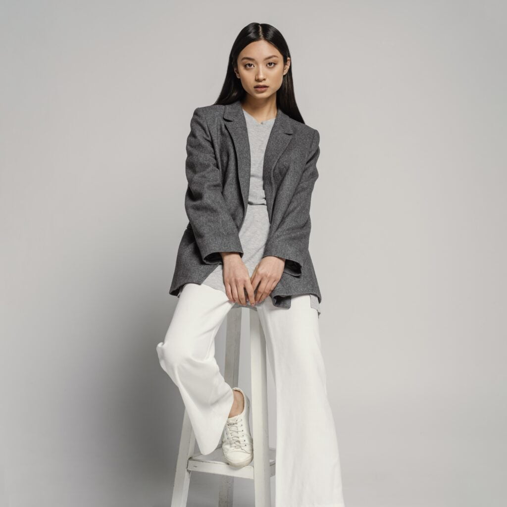 Look d'autunno: I must secondo BE 3 Look d'autunno: I must secondo BE - Be Sicily Mag - portrait young japanese woman with jacket
