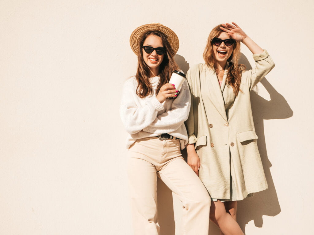 Look d'autunno: I must secondo BE 4 Look d'autunno: I must secondo BE - Be Sicily Mag - two young beautiful smiling hipster female trendy white sweater coat