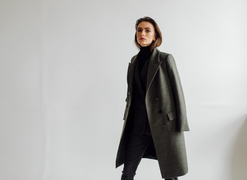 Trench, teddy, cappotto. Gli "immancabili" nella stagione autunno-inverno 1 beautiful fashion woman posing with elegant suit - Be Sicily Mag
