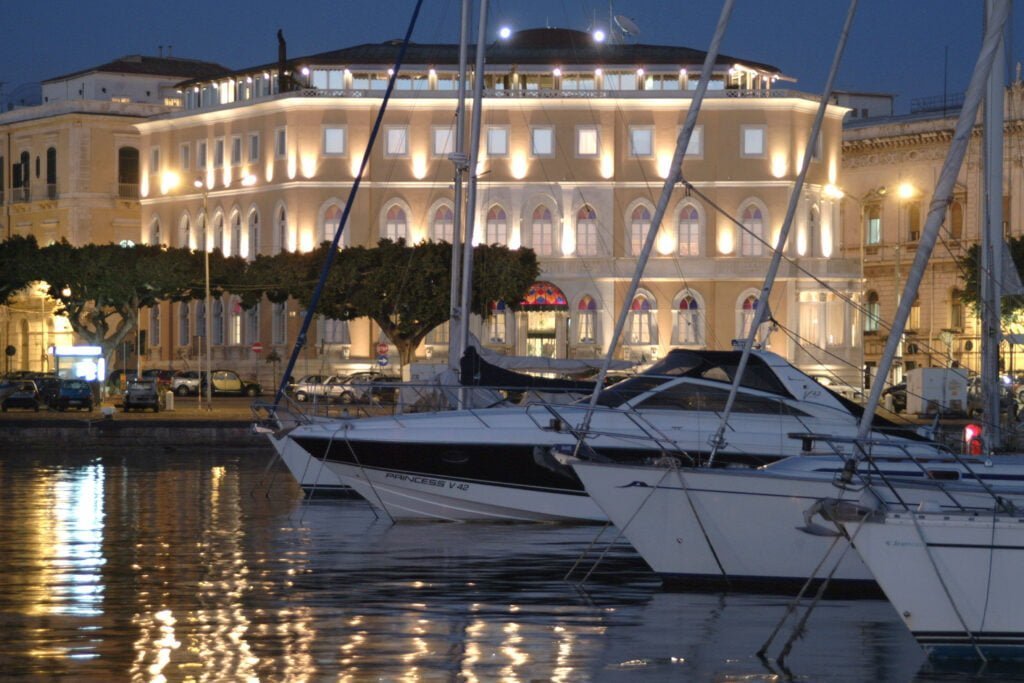 Fuga romantica di San Valentino: dove andare in Sicilia 6 Fuga romantica di San Valentino: dove andare in Sicilia - Be Sicily Mag - Esterni del Grand Hotel Ortigia