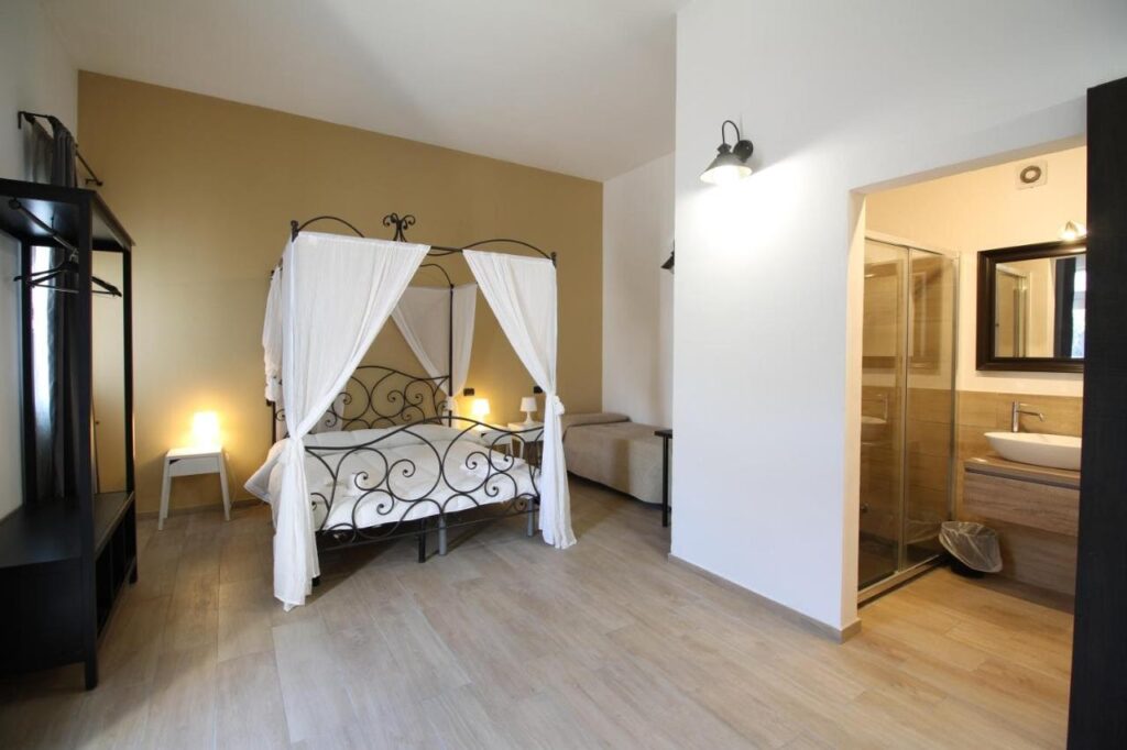 Fuga romantica di San Valentino: dove andare in Sicilia 7 Fuga romantica di San Valentino: dove andare in Sicilia - Be Sicily Mag - Una camera dellhotel Noto Marina E Spa
