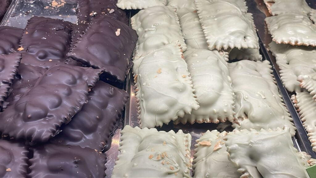 Le chiacchiere di Carnevale a Palermo. Ecco quali provare 11 Le chiacchiere di Carnevale a Palermo. Ecco quali provare - Be Sicily Mag - chiacchiere ripiene del Bar Matranga