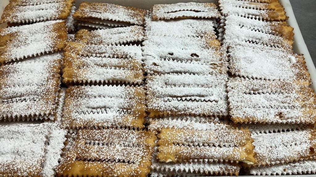 Le chiacchiere di Carnevale a Palermo. Ecco quali provare 7 Le chiacchiere di Carnevale a Palermo. Ecco quali provare - Be Sicily Mag - le chiacchiere al forno del Panificio DAngelo