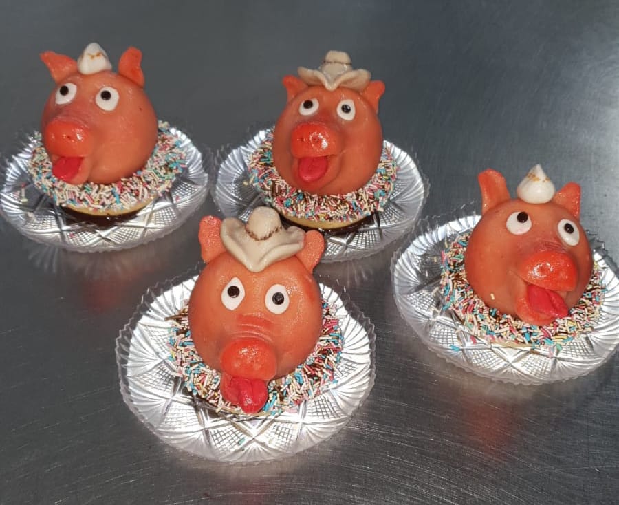 Le chiacchiere di Carnevale a Palermo. Ecco quali provare 8 Le chiacchiere di Carnevale a Palermo. Ecco quali provare - Be Sicily Mag - le teste di maiale del Bar Massaro