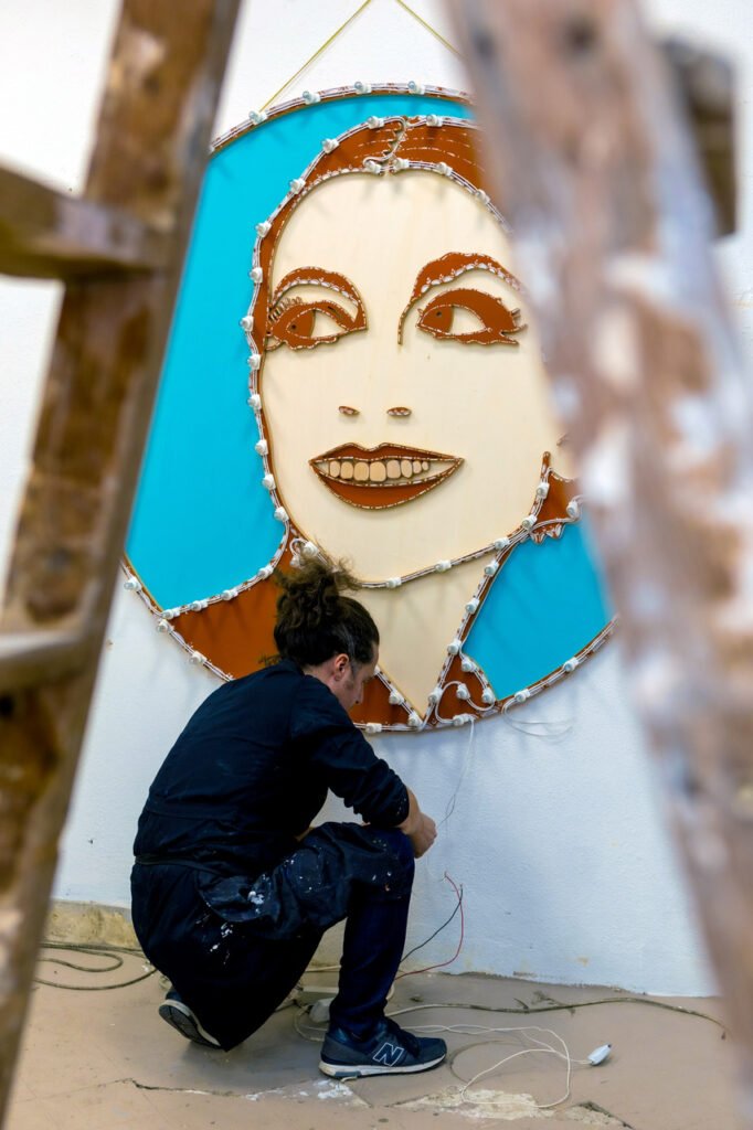 “Iconic Women”, le luminarie di Domenico Pellegrino in mostra a Favignana 4 “Iconic Women”, le luminarie di Domenico Pellegrino in mostra a Favignana - Be Sicily Mag - 1R0A0458