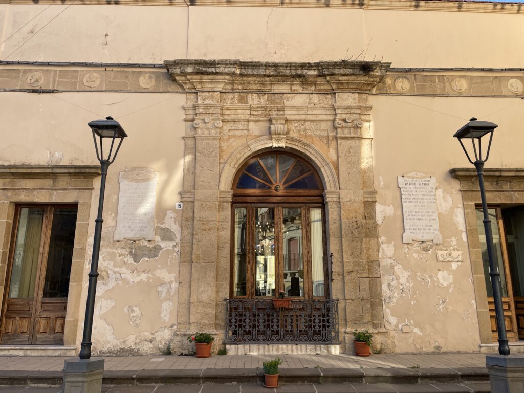 Circolo di cultura Luigi Capuana di Mineo: la storia dal 1400 a oggi, tra misteri e libri 4 Circolo di cultura Luigi Capuana di Mineo: la storia dal 1400 a oggi, tra misteri e libri - Be Sicily Mag - EsternoCircoloCulturaCapuana