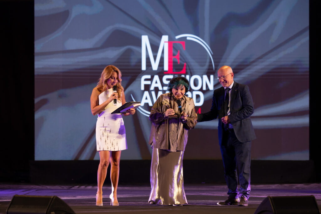 ME Fashion Award: il Gala della moda a Messina è un successo, tra i premiati De Vincenzo e Boaro 4 ME Fashion Award: il Gala della moda a Messina è un successo, tra i premiati De Vincenzo e Boaro - Be Sicily Mag - Mariella Milani premiata dallassessore comunale alla cultura Vincenzo Caruso