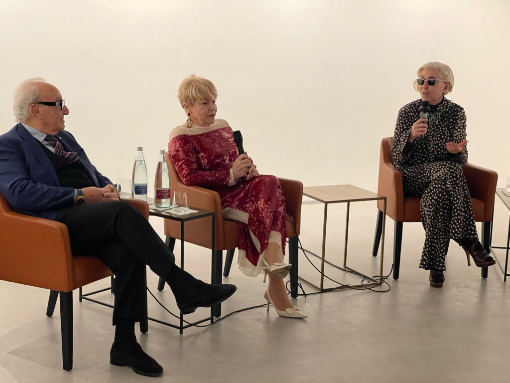 Chiara Boni presenta “Io che nasco immaginaria”: “La passione per la moda nata da bambina” (VIDEO) 3 Chiara Boni presenta “Io che nasco immaginaria”: “La passione per la moda nata da bambina” (VIDEO) - Be Sicily Mag - WhatsApp Image 2024 04 24 at 11.11.15 1