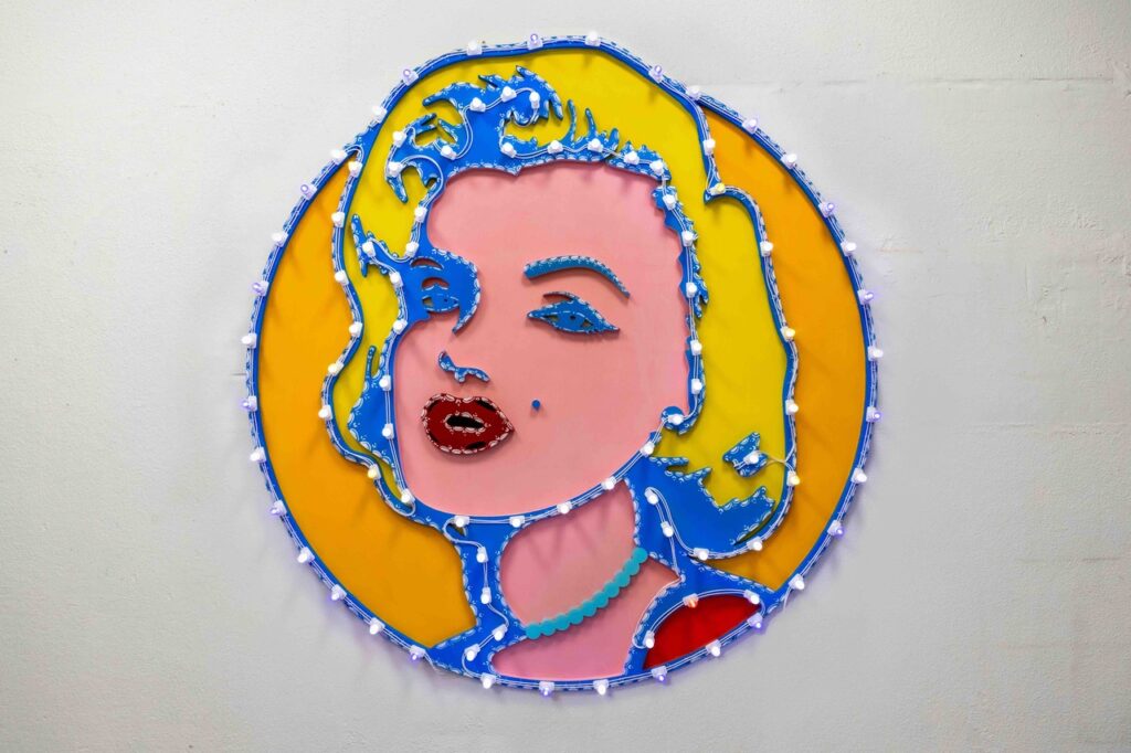 “Iconic Women”, le luminarie di Domenico Pellegrino in mostra a Favignana 3 “Iconic Women”, le luminarie di Domenico Pellegrino in mostra a Favignana - Be Sicily Mag - lr MARILYN MONROE legno e luminaria pittura smalti acrilici 160x160 cm