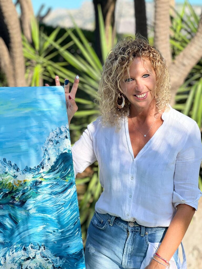 Maria D'Amico, in arte Dama: "Dipingo le onde con le mani perché mi liberano" 4 Maria D'Amico, in arte Dama: "Dipingo le onde con le mani perché mi liberano" - Be Sicily Mag - maria damico1