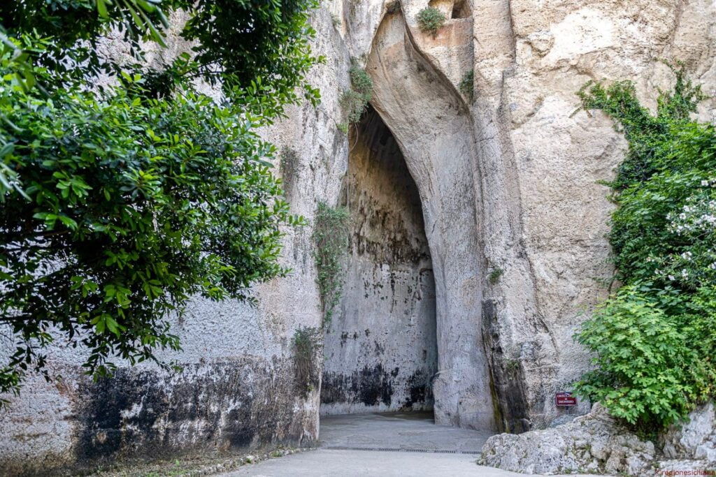 Parco archeologico della Neapolis, a Siracusa l’intreccio tra cultura greca e romana 6 Parco archeologico della Neapolis, a Siracusa l’intreccio tra cultura greca e romana - Be Sicily Mag - orecchio di dionisio