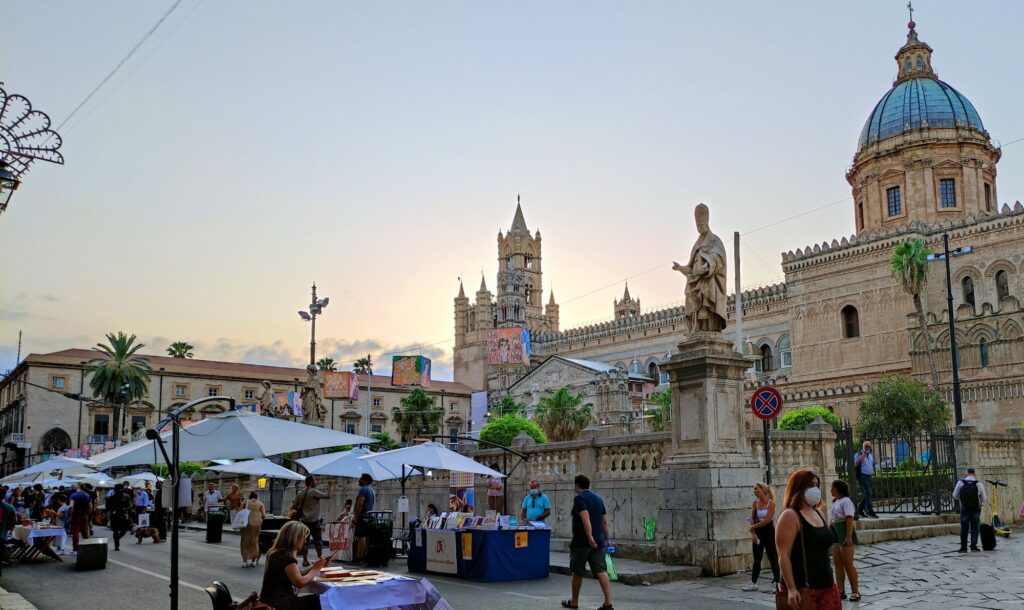 Via dei Librai 2024 a Palermo, la presentazione: un'edizione a tema pace, tante novità 4 Via dei Librai 2024 a Palermo, la presentazione: un'edizione a tema pace, tante novità - Be Sicily Mag - vdl cattedrale