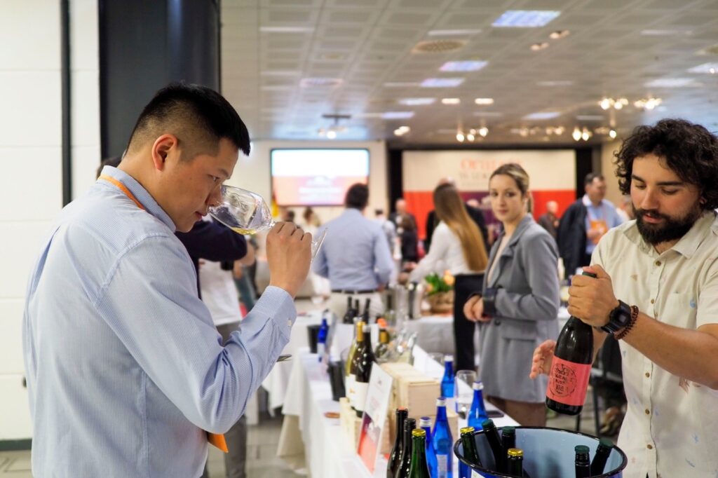 Vinitaly 2024, Sicilia protagonista: le 10 cantine virtuose per innovazione e sostenibilità 2 Vinitaly 2024, Sicilia protagonista: le 10 cantine virtuose per innovazione e sostenibilità - Be Sicily Mag - vinitaly