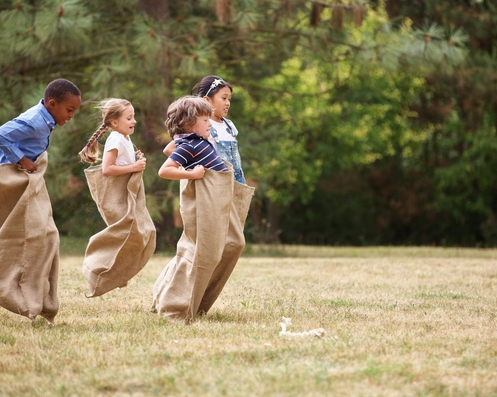 Giochi all'aperto per bambini: idee per divertirsi in vista dell’estate 11 Giochi all'aperto per bambini: idee per divertirsi in vista dell’estate - Be Sicily Mag - 3
