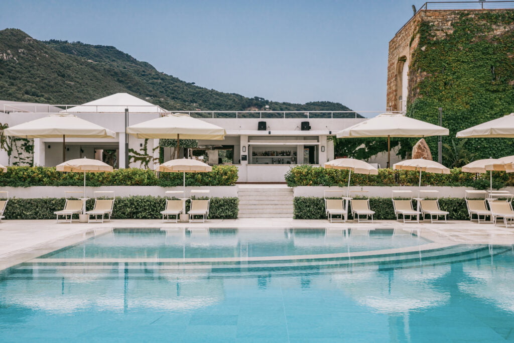 Mangia's Padel Cup e Mangia's Pollina Trail: gli appuntamenti sportivi nei Mangia's Resort - Be Sicily Mag - Mangias Pollina Resort Piscina