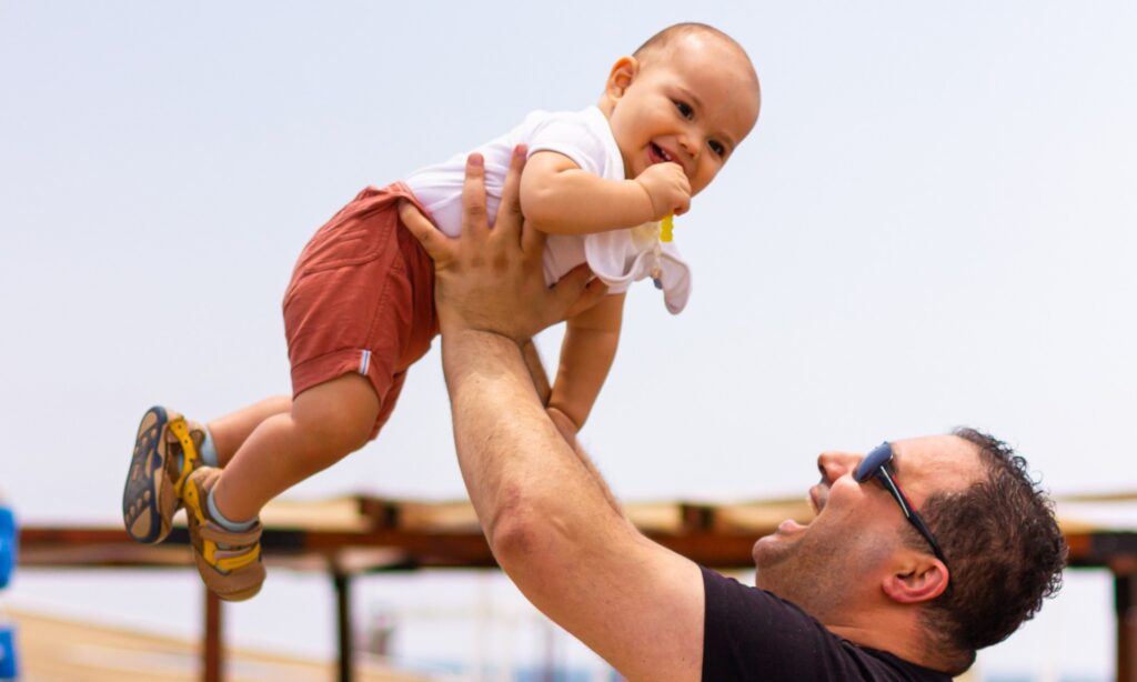 Sindrome del bambino scosso: cos'è, conseguenze e i consigli del pediatra per pianti inconsolabili 4 Sindrome del bambino scosso: cos'è, conseguenze e i consigli del pediatra per pianti inconsolabili - Be Sicily Mag - bambino lanciato