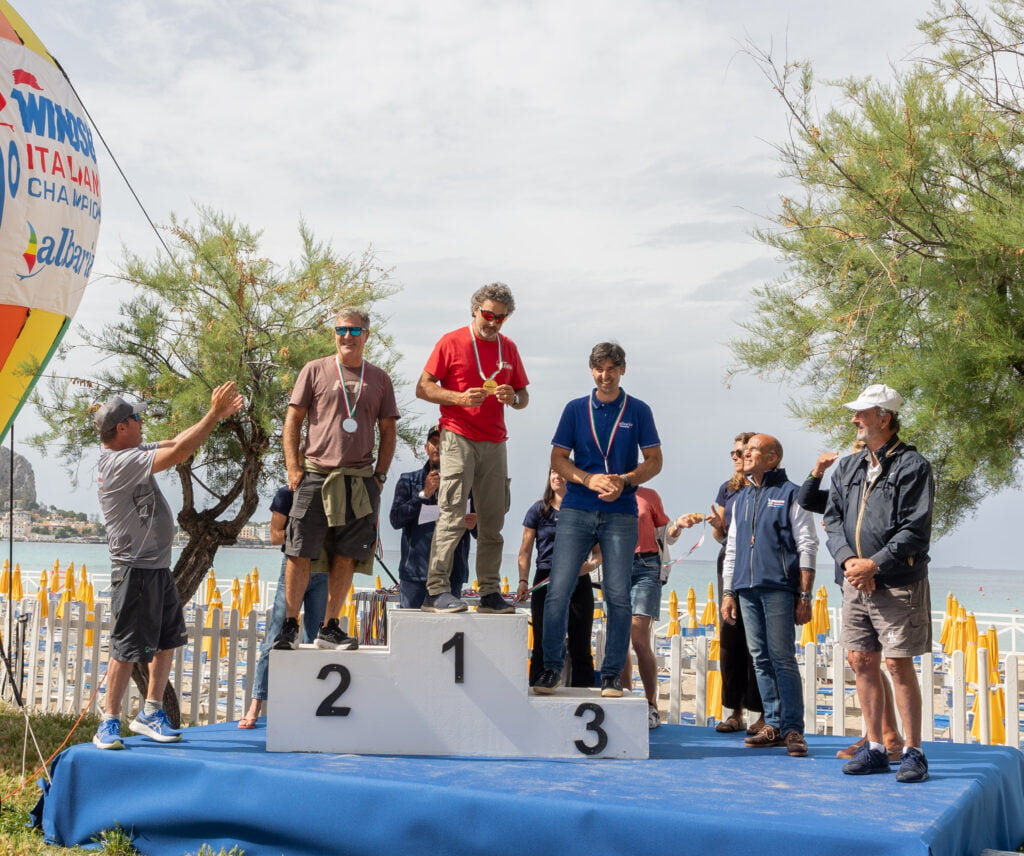 Campionato italiano classe Windsurfer, conclusa a Mondello la 50a edizione: vince Ferracane - Be Sicily Mag - da sin. Riccardo Giordano Alessandro Alberti e Paco Cottone