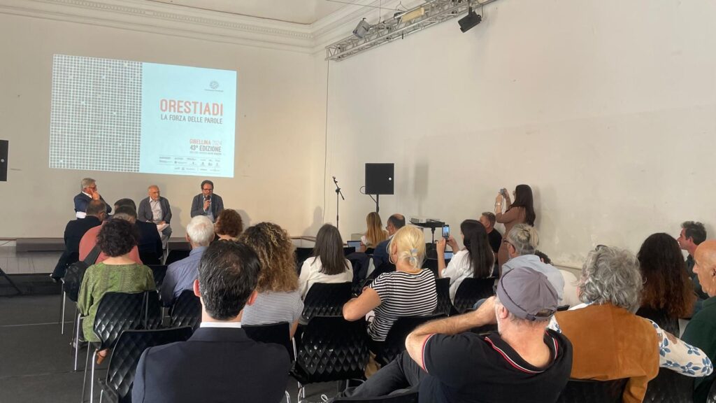 Orestiadi di Gibellina, presentata la 43a edizione del festival sulla "forza delle parole" 2 Orestiadi di Gibellina, presentata la 43a edizione del festival sulla "forza delle parole" - Be Sicily Mag - Copertura Conferenza stampa3