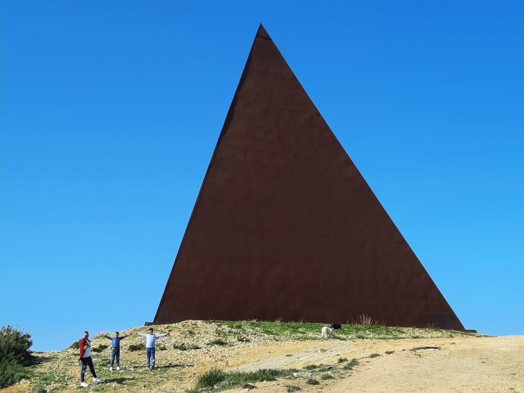 Piramide 38° Parallelo, visite gratuite per l'incredibile spettacolo in occasione del solstizio d'estate - Be Sicily Mag - Piramide al 38° parallelo