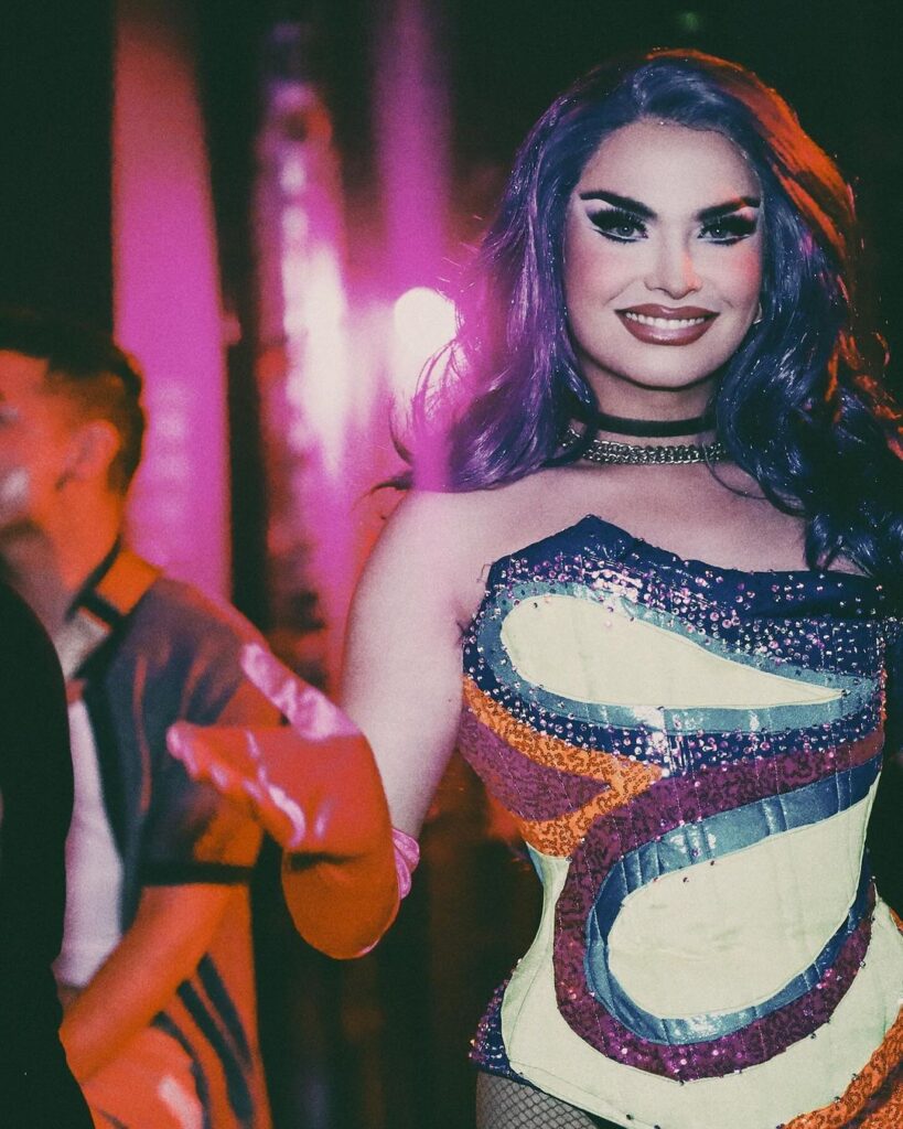 Aura Eternal di notte, Alan di giorno: la Drag Queen palermitana racconta “una storia di musica e make up” 7 Aura Eternal di notte, Alan di giorno: la Drag Queen palermitana racconta “una storia di musica e make up” - Be Sicily Mag - Snapinsta.app 404279669 1063848781636018 3501381800240595458 n 1080