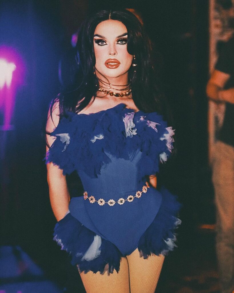 Aura Eternal di notte, Alan di giorno: la Drag Queen palermitana racconta “una storia di musica e make up” 10 Aura Eternal di notte, Alan di giorno: la Drag Queen palermitana racconta “una storia di musica e make up” - Be Sicily Mag - Snapinsta.app 433455562 785863013435072 2688704002873093739 n 1080