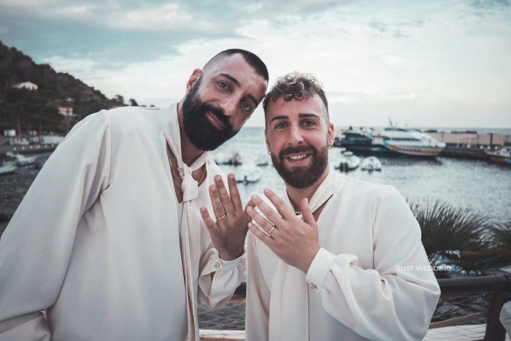 Fabio e Tancredi sposi a Ustica: è la prima unione civile nell'isola 2 Fabio e Tancredi sposi a Ustica: è la prima unione civile nell'isola - Be Sicily Mag - Snapinsta.app 447539022 463511159749684 7473677763519376030 n 1080