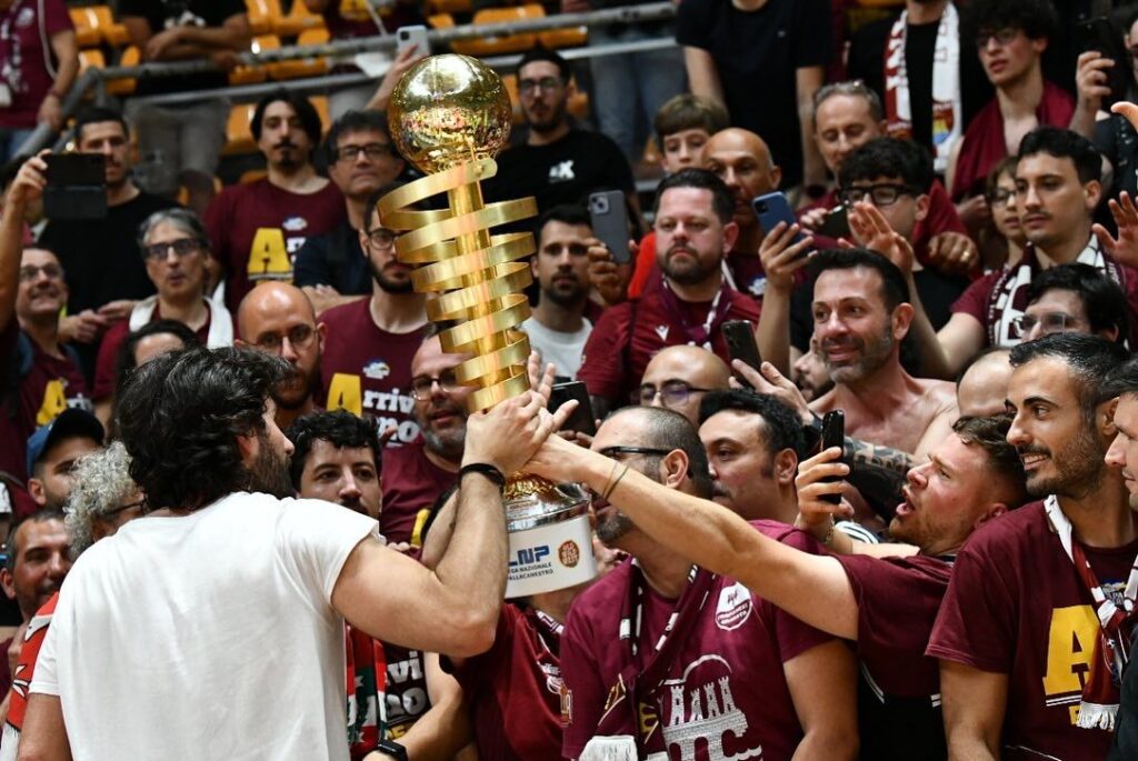 Trapani Shark promosso, la Sicilia torna nella Serie A di basket: "È la vittoria di un'intera Isola" 4 Trapani Shark promosso, la Sicilia torna nella Serie A di basket: "È la vittoria di un'intera Isola" - Be Sicily Mag - WhatsApp Image 2024 06 10 at 03.10.19 2