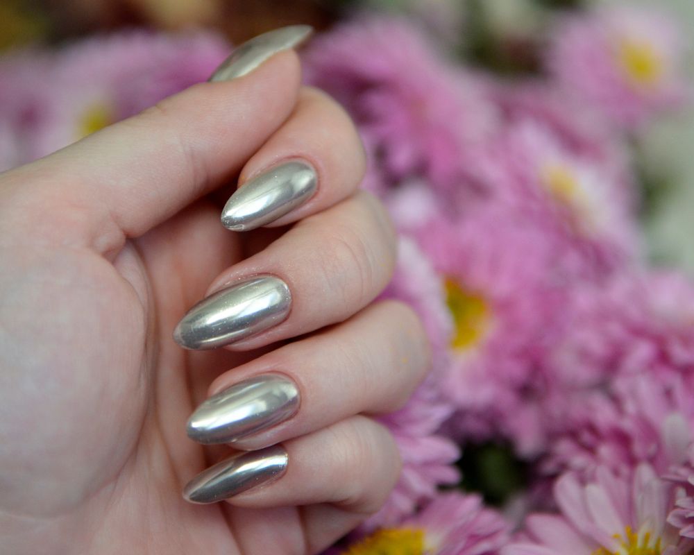 Tendenze unghie estate 2024: colori e design per manicure semplici o audaci 4 Tendenze unghie estate 2024: colori e design per manicure semplici o audaci - Be Sicily Mag - unghie cromate