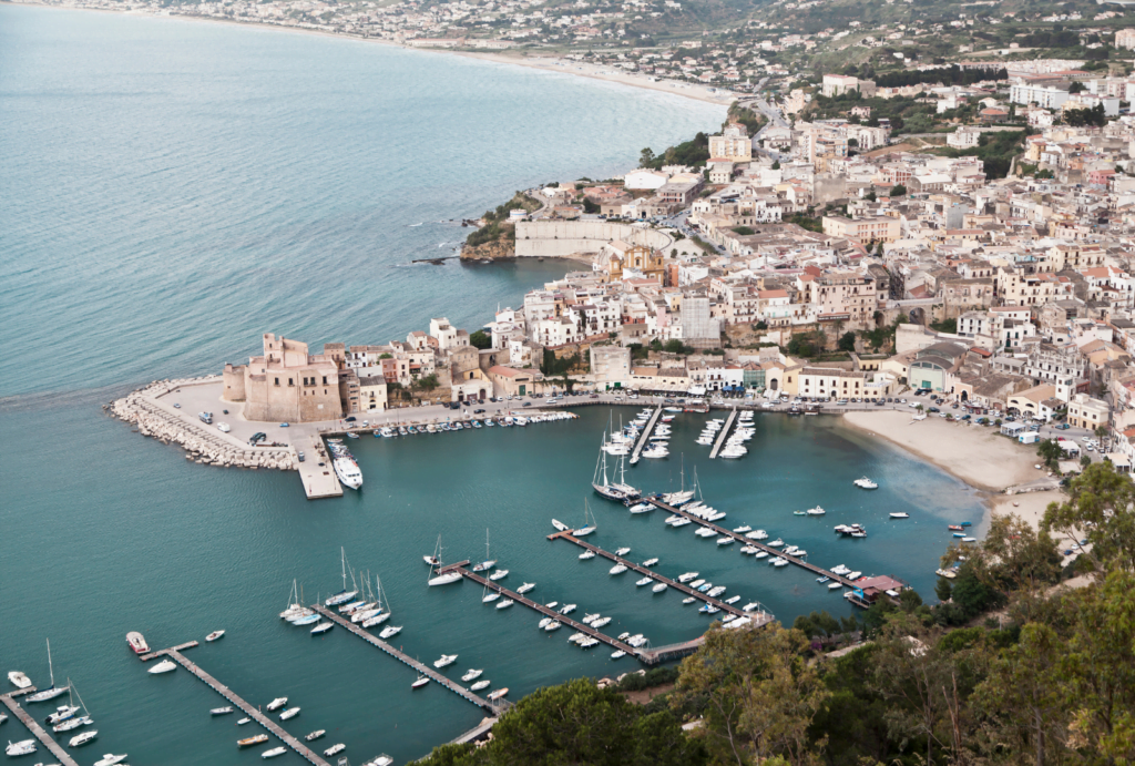 Spiagge meno ventose della Sicilia: le 10 località con il mare più calmo dell'Isola 12 Spiagge meno ventose della Sicilia: le 10 località con il mare più calmo dell'Isola - Be Sicily Mag - Spiaggia di Castellammare del Golfo