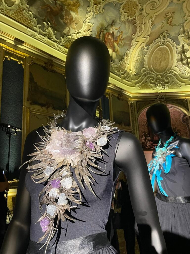 “Superstones, gioielli dal cuore della terra” di Raspini: a Palazzo Biscari di Catania la mostra-evento 6 “Superstones, gioielli dal cuore della terra” di Raspini: a Palazzo Biscari di Catania la mostra-evento - Be Sicily Mag - WhatsApp Image 2024 07 01 at 07.50.18 2