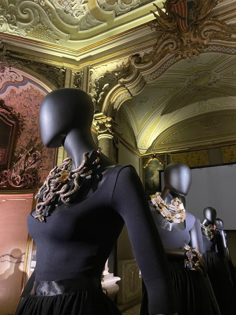 “Superstones, gioielli dal cuore della terra” di Raspini: a Palazzo Biscari di Catania la mostra-evento 5 “Superstones, gioielli dal cuore della terra” di Raspini: a Palazzo Biscari di Catania la mostra-evento - Be Sicily Mag - WhatsApp Image 2024 07 01 at 07.50.18 3 1