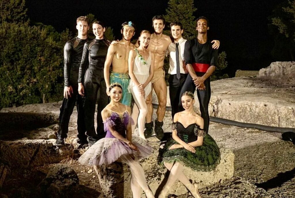 Roberto Bolle al Teatro Greco di Siracusa incanta il pubblico: "Serata memorabile, non vi dimenticherò" 2 Roberto Bolle al Teatro Greco di Siracusa incanta il pubblico: "Serata memorabile, non vi dimenticherò" - Be Sicily Mag - ballerini roberto bolle