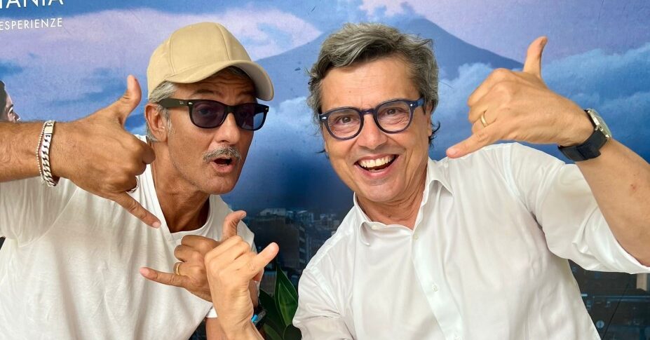 “Un Cuore per la Vita”: la serata di beneficenza al Teatro Antico di Taormina 2 “Un Cuore per la Vita”: la serata di beneficenza al Teatro Antico di Taormina - Be Sicily Mag - fiorello la rosa 927x485 1