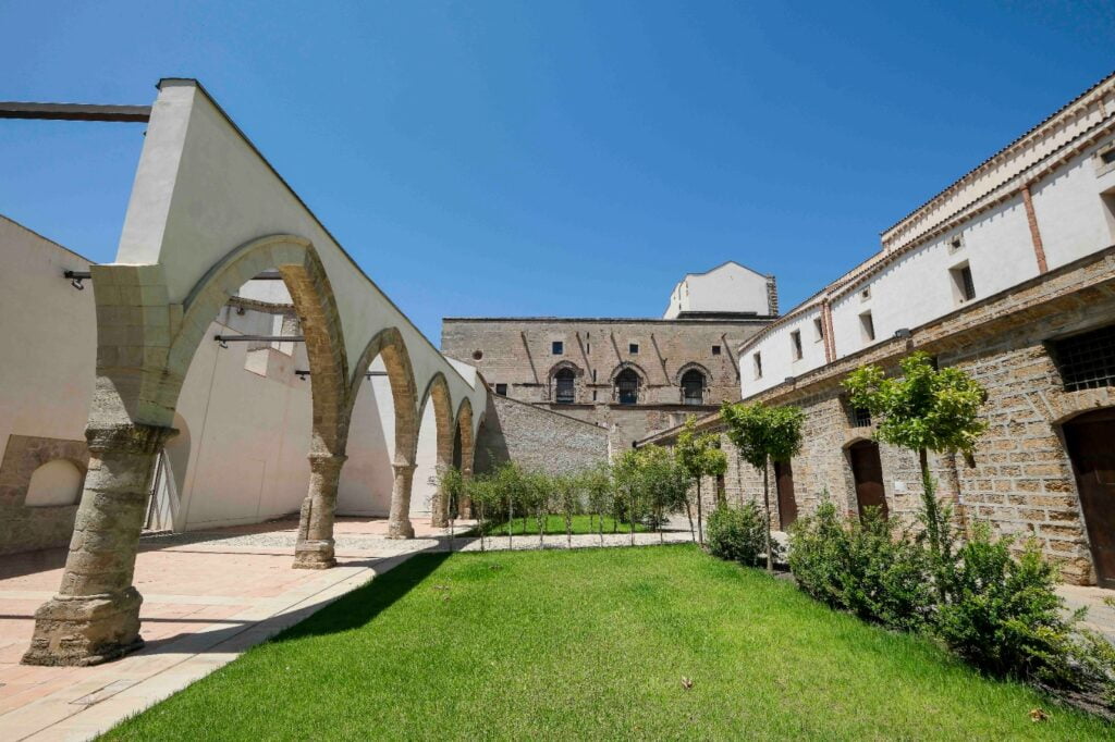 Opere di restauro a Palazzo Butera, Palazzo Pirajno e Palazzo Petrulla: la Kalsa di Palermo si rinnova (VIDEO) 6 Opere di restauro a Palazzo Butera, Palazzo Pirajno e Palazzo Petrulla: la Kalsa di Palermo si rinnova (VIDEO) - Be Sicily Mag - giardino del 300 palazzo steri foto igor petyx 3