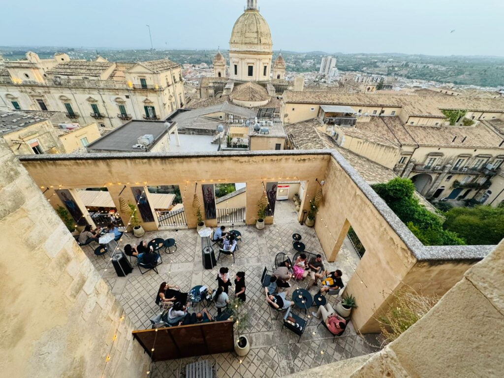 “Il Castello” di Davide ed Elena a Noto, alloggio e buon cibo a portata di tutti: la qualità in un ostello pluripremiato 7 “Il Castello” di Davide ed Elena a Noto, alloggio e buon cibo a portata di tutti: la qualità in un ostello pluripremiato - Be Sicily Mag - il castello 2