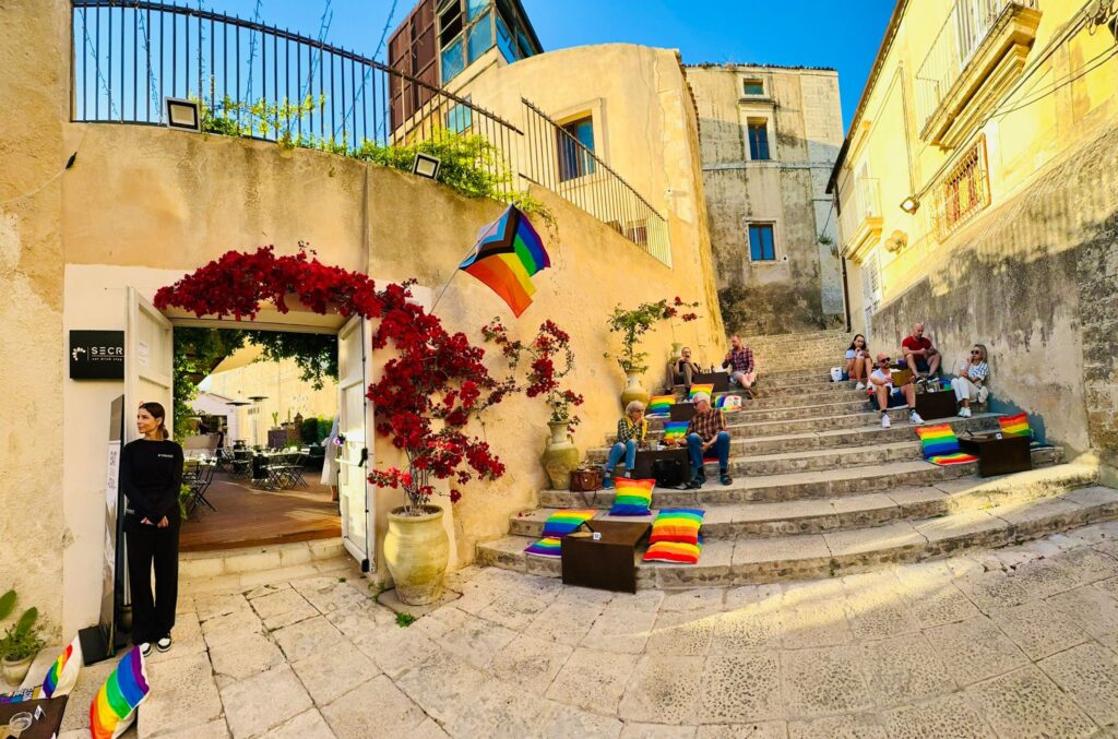 “Il Castello” di Davide ed Elena a Noto, alloggio e buon cibo a portata di tutti: la qualità in un ostello pluripremiato 12 “Il Castello” di Davide ed Elena a Noto, alloggio e buon cibo a portata di tutti: la qualità in un ostello pluripremiato - Be Sicily Mag - il castello scalinata